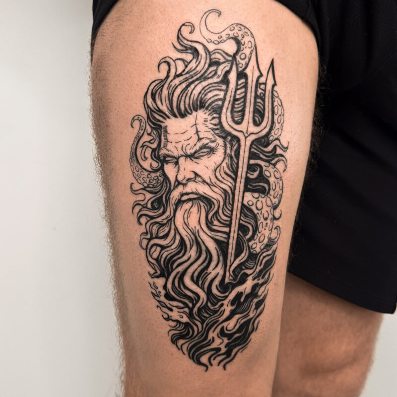 Тату Посейдон з тризубцем на стегні — Skaty.Tattoo