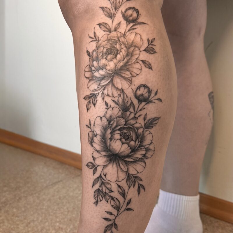 Тату півонії на гомілці — Skaty.Tattoo