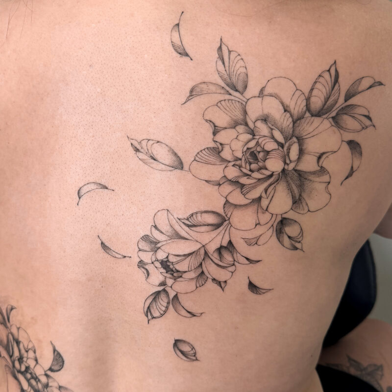 Тату квіти з пелюстками на лопатці — Skaty.Tattoo