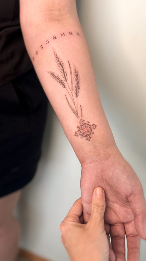 Тату вишиванка з колоссям на руці — Skaty.Tattoo