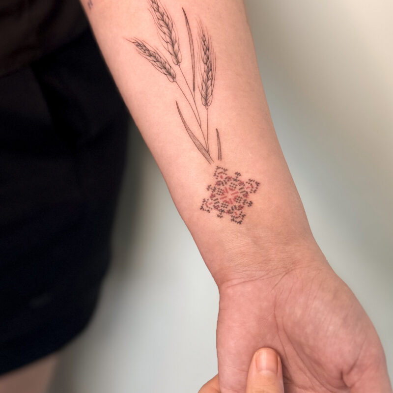 Тату вишиванка з колоссям на руці — Skaty.Tattoo