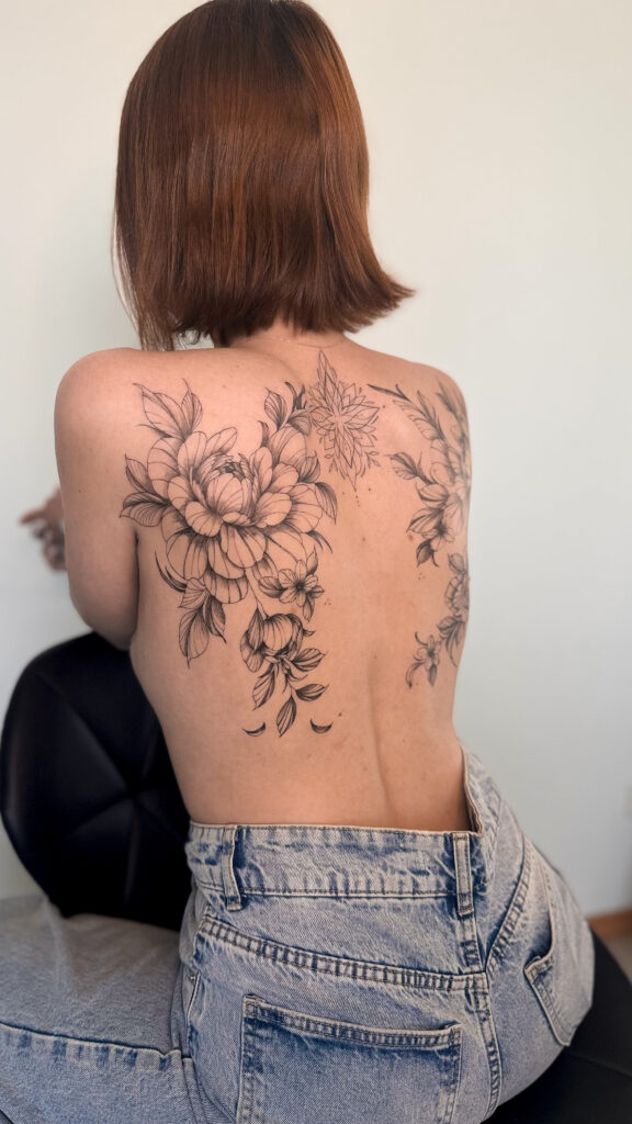 Велике тату півонії на спині — Skaty.Tattoo