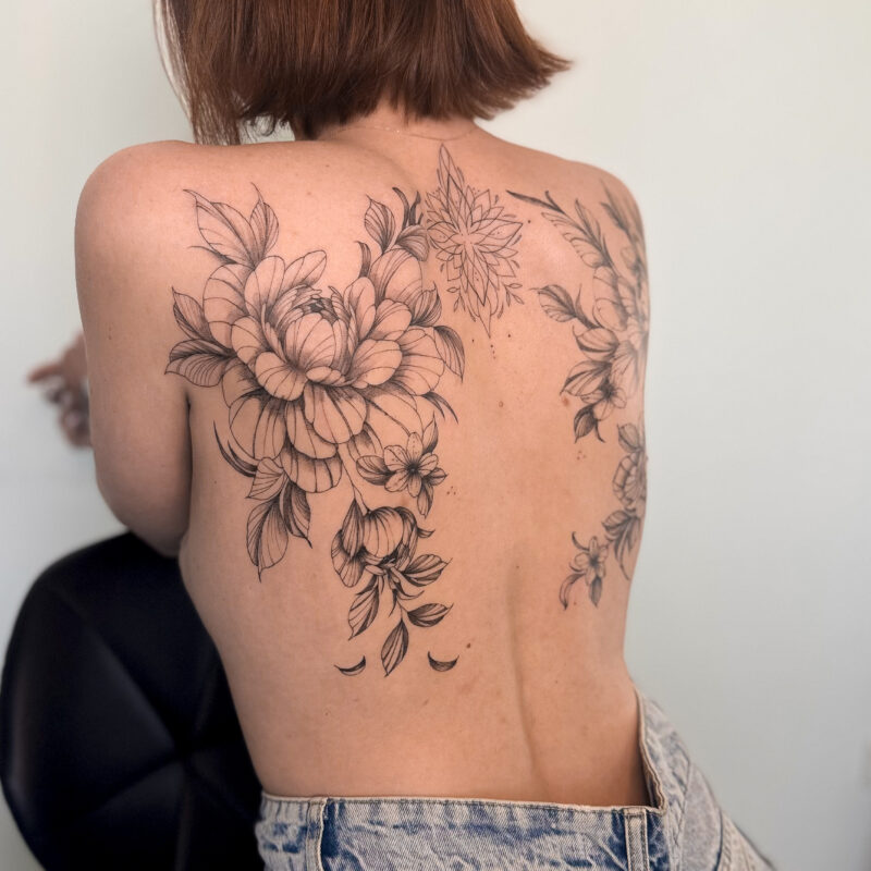 Велике тату півонії на спині — Skaty.Tattoo