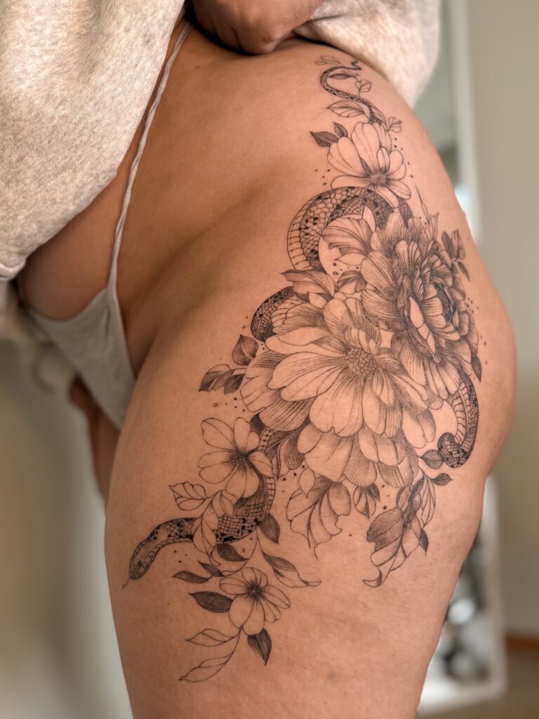 Тату змія з квітами на стегні — Skaty.Tattoo