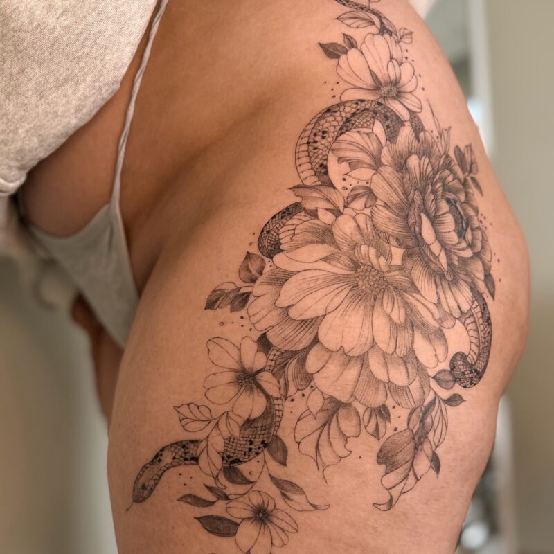 Тату змія з квітами на стегні — Skaty.Tattoo
