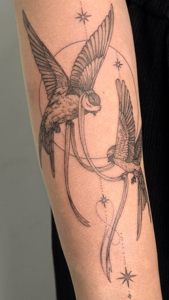 Тату ластівки з зірками на передпліччі — Skaty.Tattoo