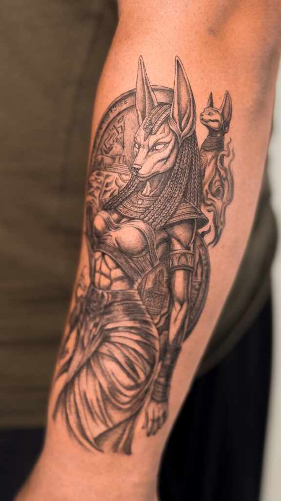Тату Анубіс з тризубцем на плечі — Skaty.Tattoo