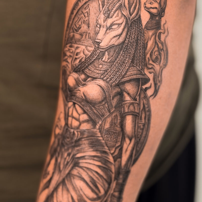 Тату Анубіс з тризубцем на плечі — Skaty.Tattoo