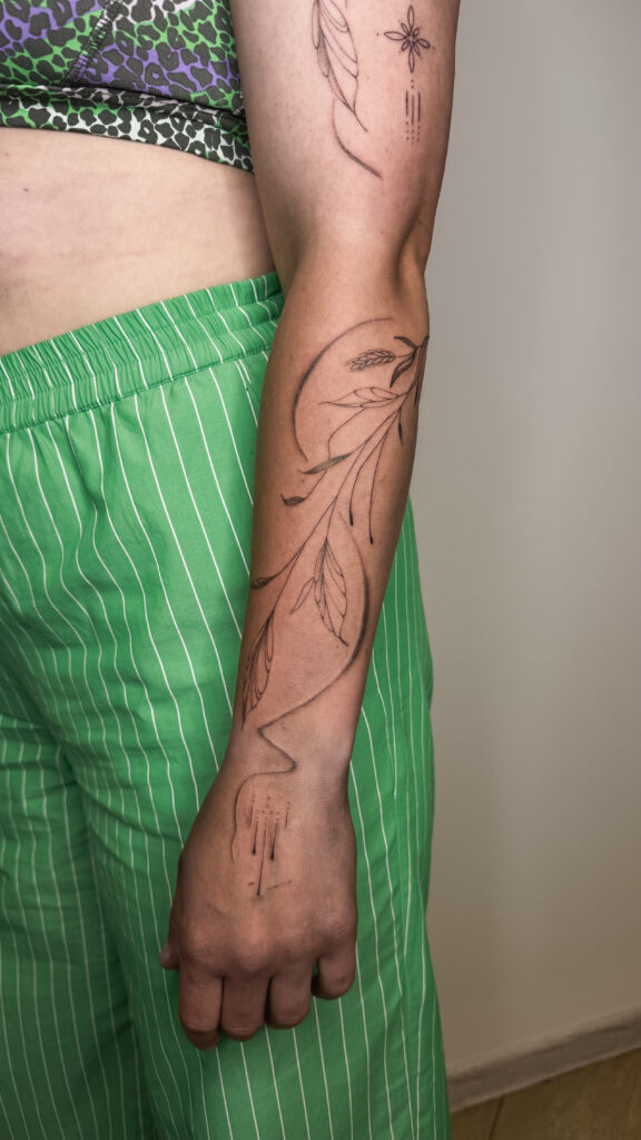 Тату гілка з листям на передпліччі — Skaty.Tattoo