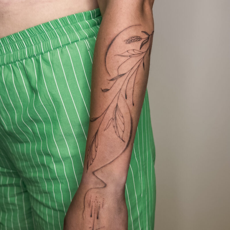 Тату гілка з листям на передпліччі — Skaty.Tattoo