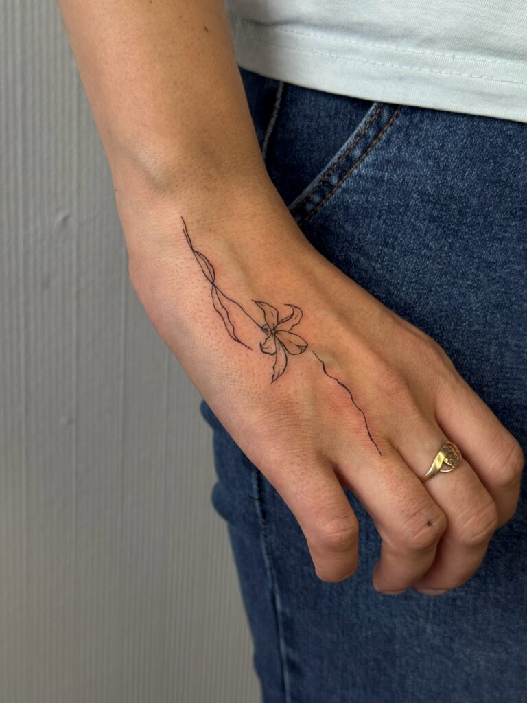 Тату квітка на кисті руки — Skaty.Tattoo