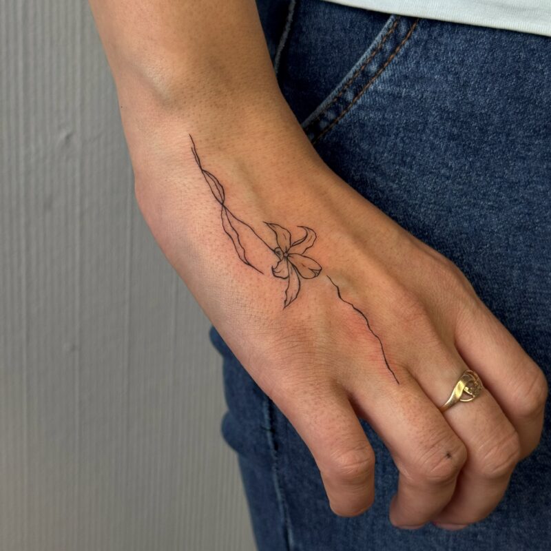 Тату квітка на кисті руки — Skaty.Tattoo