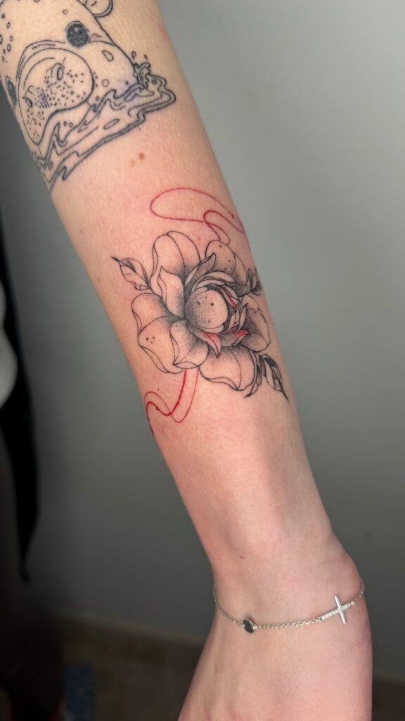 Маленька квітка тату на передпліччі — Skaty.Tattoo