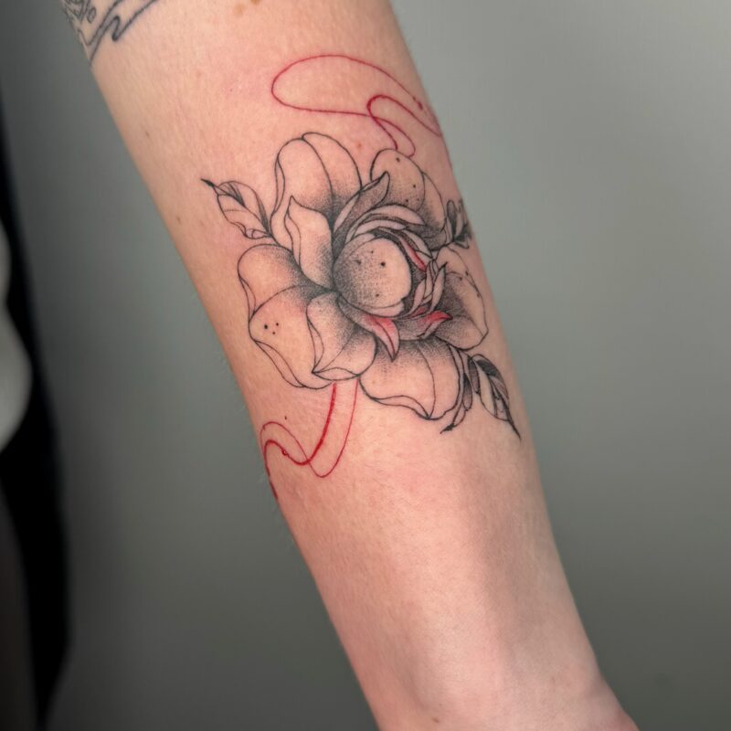 Маленька квітка тату на передпліччі — Skaty.Tattoo
