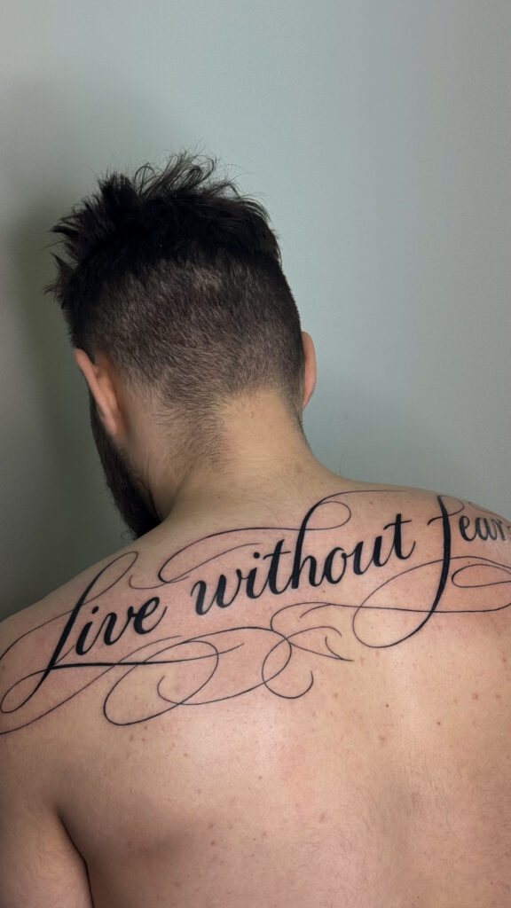 Напис Live without Fear тату на спині — Skaty.Tattoo