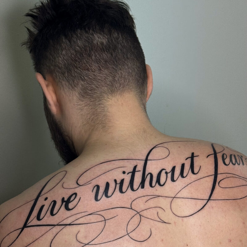 Напис Live without Fear тату на спині — Skaty.Tattoo
