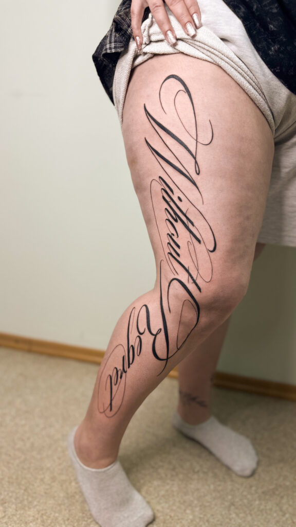 Напис Without Regret тату на нозі — Skaty.Tattoo
