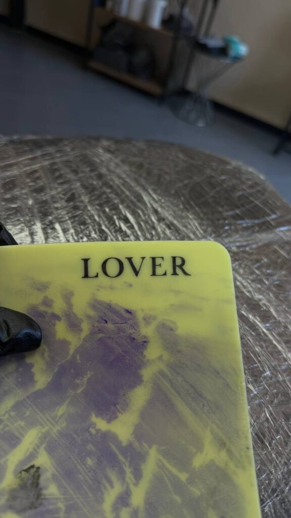 Практика тату напису LOVER на штучній шкірі — Skaty.Tattoo