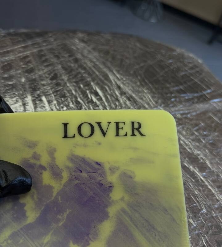Практика тату напису LOVER на штучній шкірі — Skaty.Tattoo