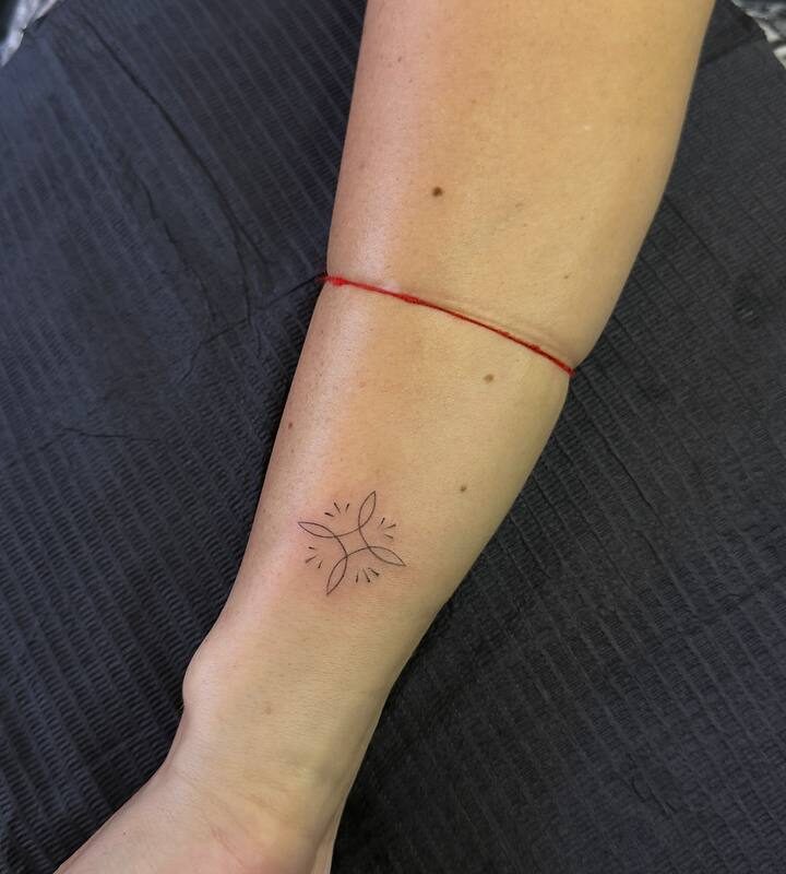 Геометричний символ тату на руці — Skaty.Tattoo