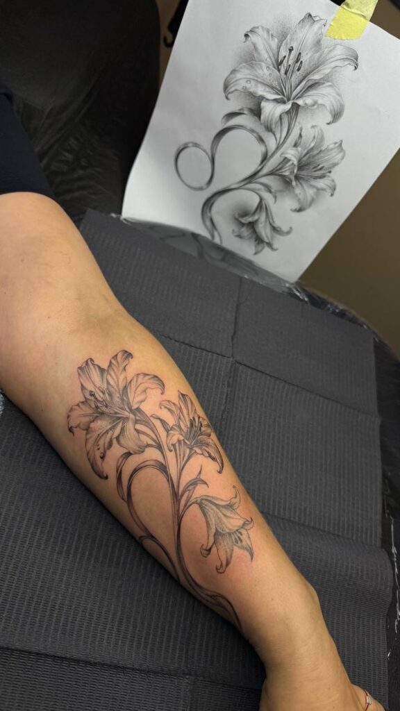 Тату лілії на нозі — робота учениці Skaty.Tattoo